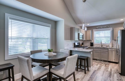 Greilickville House | West Bay Getaway