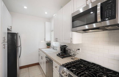 Santa Barbara Apartment | West Beach Apartment #10 — blocks to the Beach, Downtown State St. & Funk Zone
