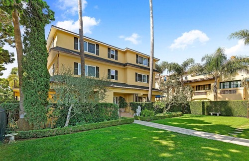 Santa Barbara Apartment | West Beach Apartment #10 — blocks to the Beach, Downtown State St. & Funk Zone