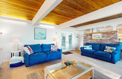 Oak Harbor Apartment | West Beach Retreat