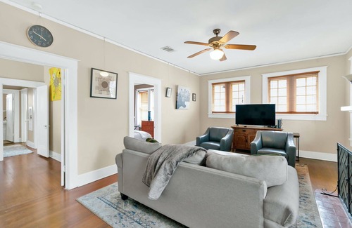 West Campus House | West Campus Dream – Private Pet Friendly 2 BDR by UT Campus! Walk to Dining