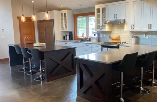 Courtenay House | West coast 3 acres fenced home. With privacy, pet friendly, grass. Cedar Sauna