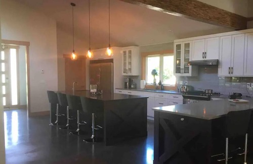 Courtenay House | West coast 3 acres fenced home. With privacy, pet friendly, grass. Cedar Sauna