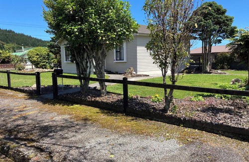 Ross Cottage | West Coast centrally located. 1 hour Greymouth north, Franz Josef 11/2 hr.south