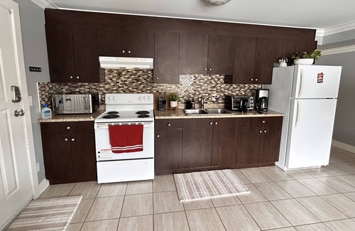 Guildford House | West coast Getaway 2 bedroom 1 bath