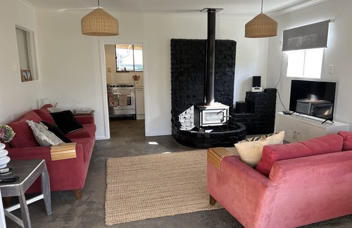 Te Akau House | West Coast Retreat - stunning in sunsets meets river - Pet friendly