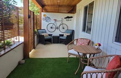 Departure Bay House | West Coast Retreat in a Quiet Neighborhood