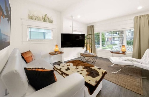 Riley Park-Little Mountain House | West Coast Retreat w/Hot Tub+Sauna+WFH - 2BR