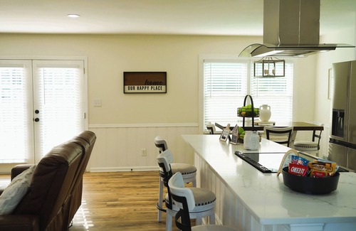 Marietta House | West Cobb Retreat, Newly Renovated, Theme Rooms, WiFi, Spacious Backyard