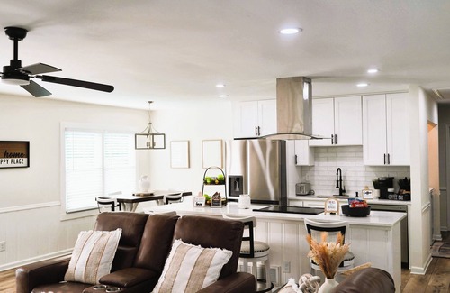 Marietta House | West Cobb Retreat, Newly Renovated, Theme Rooms, WiFi, Spacious Backyard