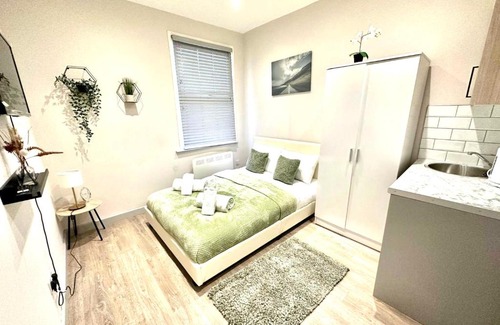 Yiewsley Bed & Breakfast | West Drayton Stays - St Stephens