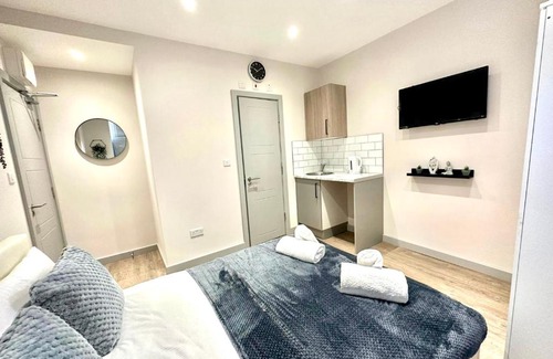 Yiewsley Bed & Breakfast | West Drayton Stays - St Stephens