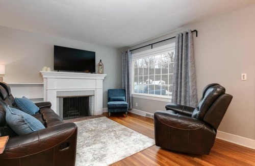 West Elmira House | West Elmira 2/1, Sleeps 6, Washer & Dryer, Wi-FI