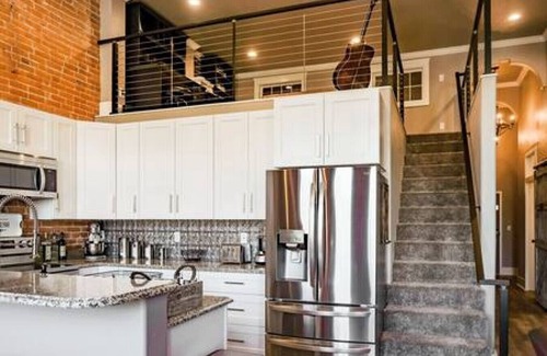 Baker City Apartment | West Empire Theatre Loft, Gorgeous Space on Main Street for 4! Local Golfing 50% Off!