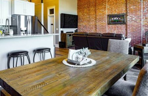 Baker City Apartment | West Empire Theatre Loft, Gorgeous Space on Main Street for 4! Local Golfing 50% Off!
