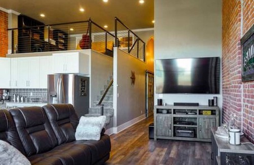 Baker City Apartment | West Empire Theatre Loft, Gorgeous Space on Main Street for 4! Local Golfing 50% Off!