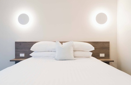 Orange Hotel | West End Motor Lodge