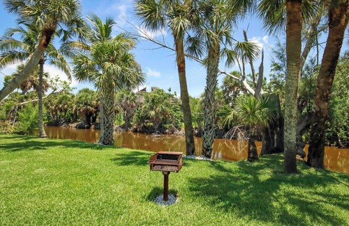 Tradewinds Cottage | West End Paradise Sanddollar 7 - Quaint Hotel Style Room near the Beach