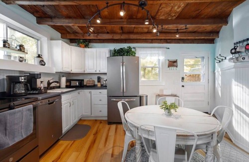 Portsmouth House | West End | Pet-Friendly | Fenced-in Yard | Grill