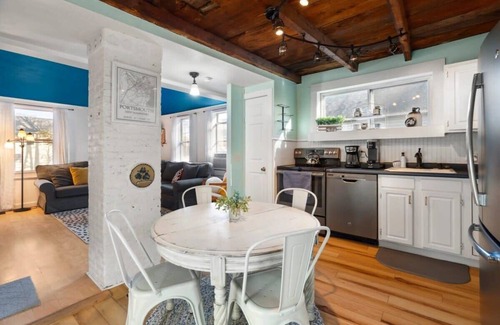 Portsmouth House | West End | Pet-Friendly | Fenced-in Yard | Grill