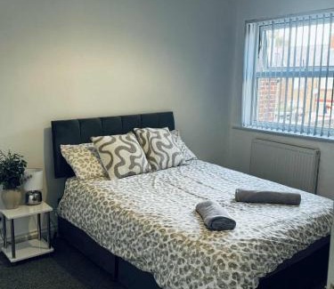 Crewe Apartment | West House - by Eazystays