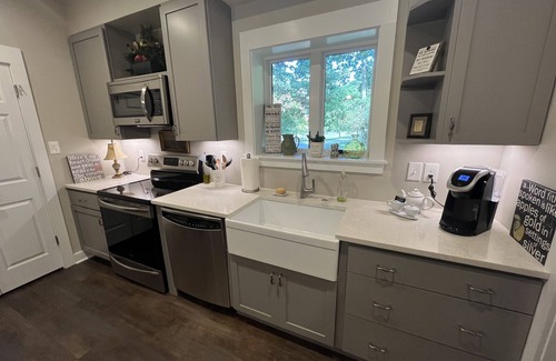 Ashley Oaks House | West Knoxville - Guest Cottage in Private Wooded Neighborhood
