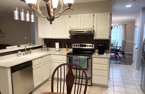 Ashley Oaks House | West Knoxville’s Modern Home Dog Friendly-Crib Easy Access UT-Airport-Oak Ridge
