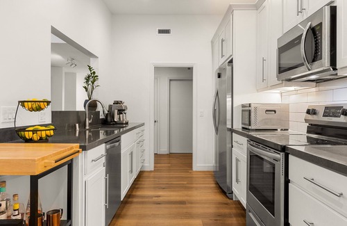 West Los Angeles Apartment | West LA Luxury 2BD/2BA w/Patio, Parking, W/D+Pool
