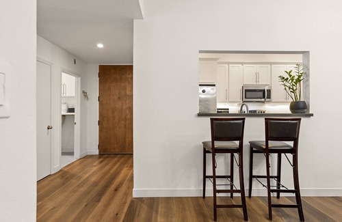 West Los Angeles Apartment | West LA Luxury 2BD/2BA w/Patio, Parking, W/D+Pool