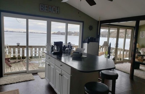 Picton Cabin | West Lake Waterfront Swimming - Free Pontoon Boat!