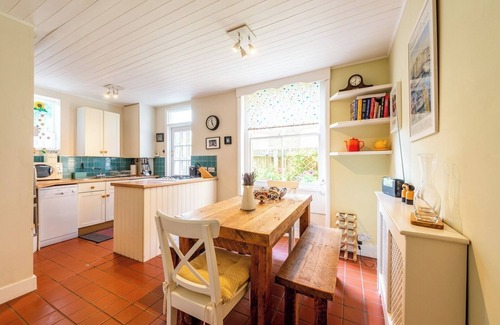 Askew Apartment | West London Gem Chic 1BD Patio Flat Retreat