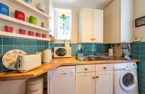 Askew Apartment | West London Gem Chic 1BD Patio Flat Retreat