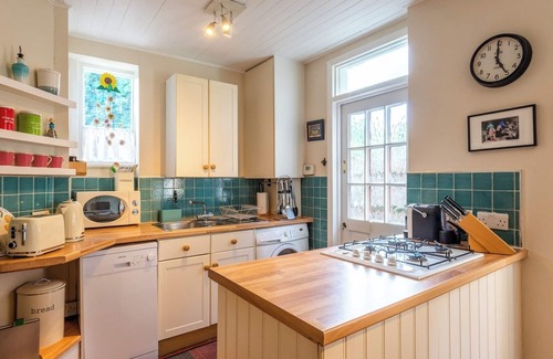 Askew Apartment | West London Gem Chic 1BD Patio Flat Retreat