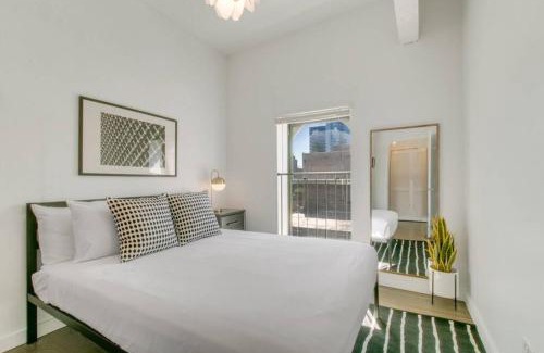 West Loop Apartment | West Loop 1BR Apartment with In-Unit Laundry - Lake 301 rep