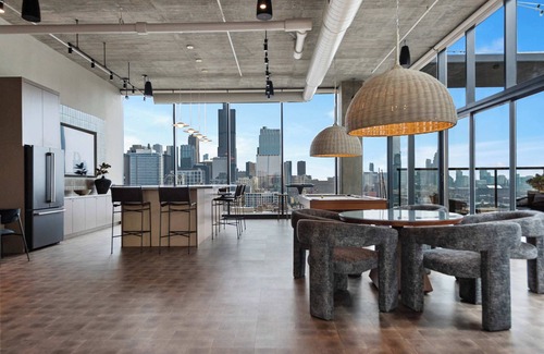 West Loop Apartment | West Loop High-End 2BR: Walkable, City Views