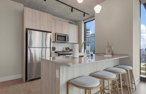 West Loop Apartment | West Loop Stay: Walkable, Skyline Balcony