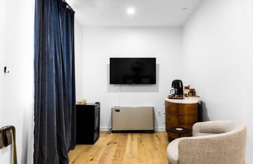 Bangor Apartment | West Market Square, Coffee Shop, Fast Wifi, Downtown Room # 103