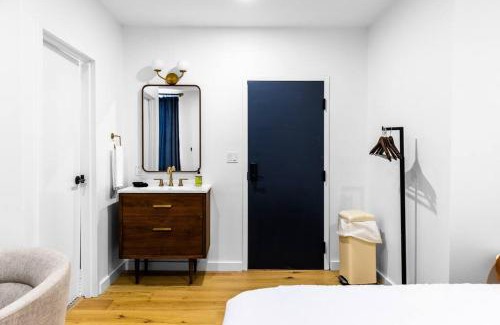 Bangor Apartment | West Market Square, Coffee Shop, Fast Wifi, Downtown Room # 103