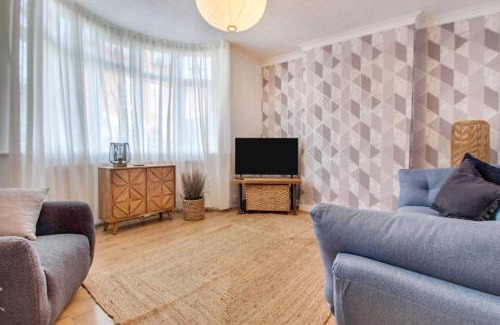 Cradley Heath House | West Midlands-contractor-long Stay-parking-4 Beds