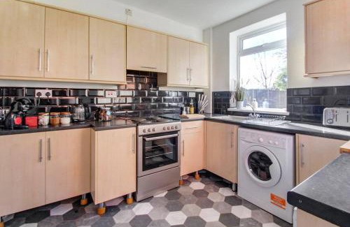 Cradley Heath House | West Midlands-contractor-long Stay-parking-4 Beds