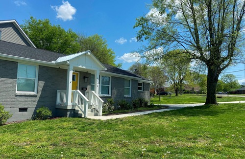 Charlotte Park House | West Nashville - 3 bed 2 bath newly renovated ranch style home