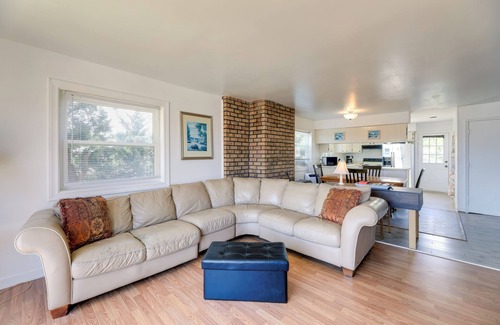 Emerald Isle Apartment | 'west of the Moon' Ocean Apt w/Beach Access!