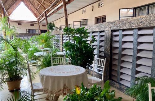 Moshi Hotel | WEST ORANGE LODGE
