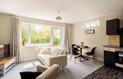 South Leigh Apartment | West Oxfordshire Flat w/Parking | Sleeps 3