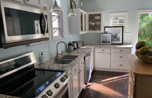 Southside House | West Palm Beach- Heated Pool -6 bedrooms/4 bathrooms