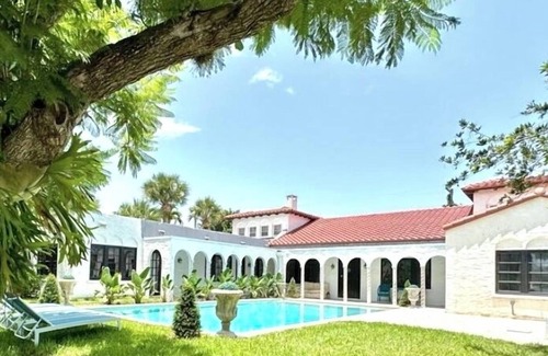 Southside House | West Palm Beach- Heated Pool -6 bedrooms/4 bathrooms