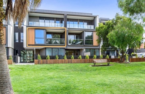 Geelong West Apartment | West Park Luxury in Geelong West