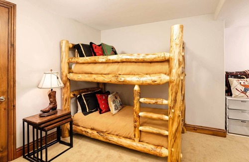 Highland Meadows House | West Pine Chalet | 5 Min from Ski Runs w/Hot Tub