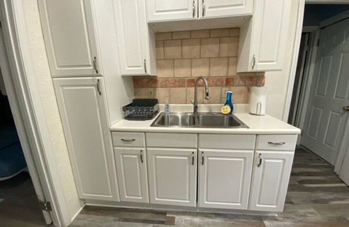Rosedale Apartment | West Plaza Cozy Comfort Unit A
