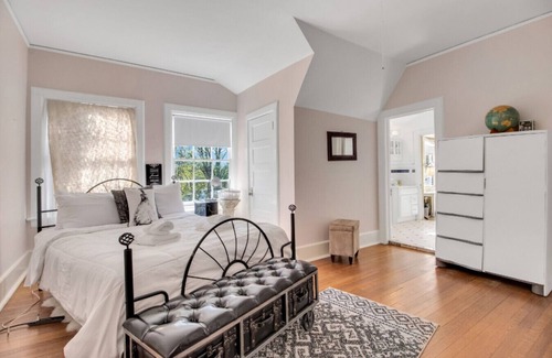 Cornwall House | West Point Summer - Jacuzzi, Pool, Event Friendly